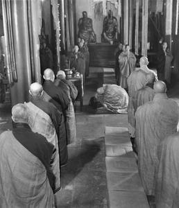The abbot of the Pilu Si (Pilu Monastery) 毘盧寺 prostrates himself to the Buddha image during devotions in the Great Shrine Hall.