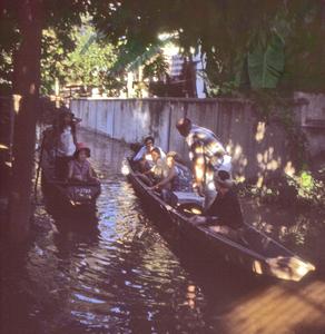 Boats navigate the alley, Nongduang