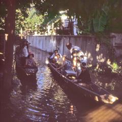 Boats navigate the alley, Nongduang