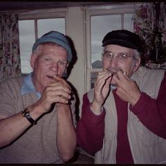 Duncan Williamson and his friend Len Yarensky playing the Jew's harp