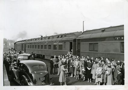 Stout Symphonic Singers leave on tour on "The 400" from Menomonie Junction, May 1939