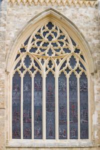In the gable is a rose window with interlocking triangle with cusped corners. Both inside and outside the triangles are cusped elongated shapes.