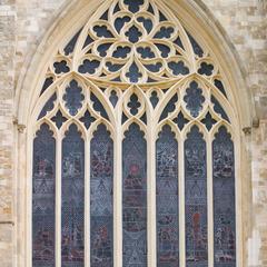 In the gable is a rose window with interlocking triangle with cusped corners. Both inside and outside the triangles are cusped elongated shapes.
