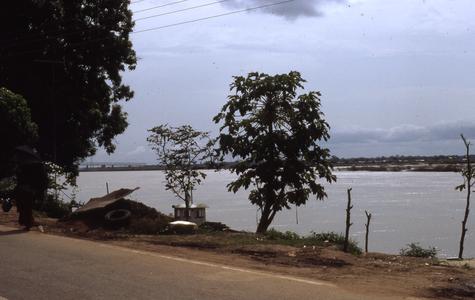 Road view of the Niger River