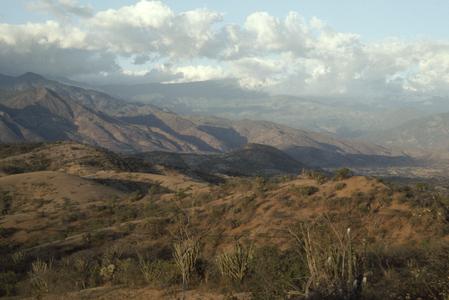 Dry hills with many stone fences, west of El Progreso