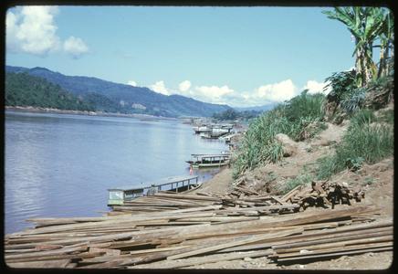 Huayxay : shore, boat, lumber