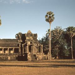 Angkor Wat : temple and trees