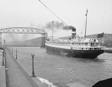 The Hamonic entering Duluth-Superior port