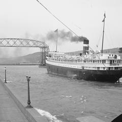 The Hamonic entering Duluth-Superior port