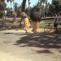 Siem Reap : Bonzes on street