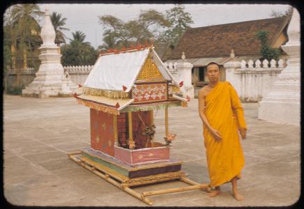 Boun : pagoda offering