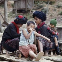 Yao women and children