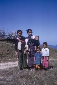 Ethnic Khmu' women and children