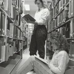 Students browse books