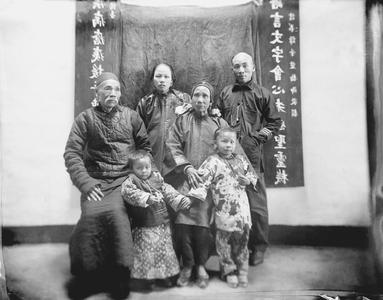[Doctor Taam Nai Won, William Hervie Dobson's assistant, who graduated from Canton Medical School 華南醫學校, and his family.]