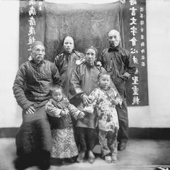 [Doctor Taam Nai Won, William Hervie Dobson's assistant, who graduated from Canton Medical School 華南醫學校, and his family.]