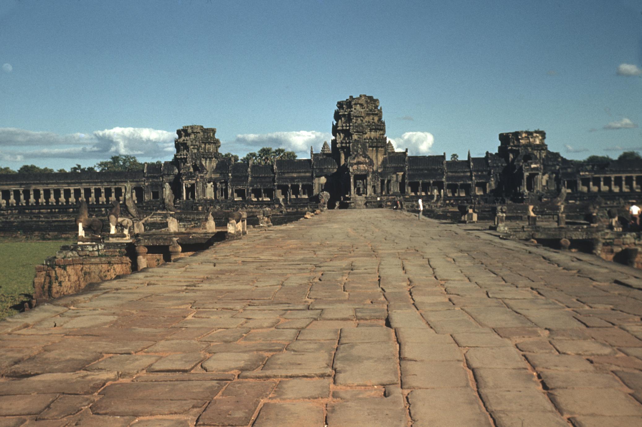 Angkor Wat : approach from the West gate