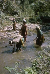 Ethnic Khmu' women fishing