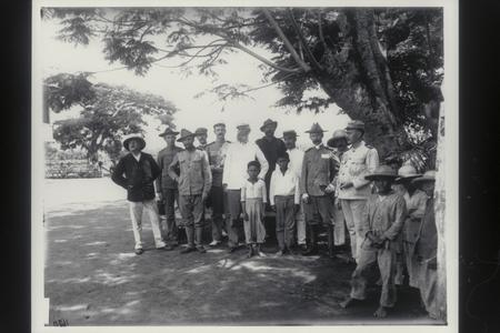 U.S. military personnel and Filipino children, Caragara, 1901