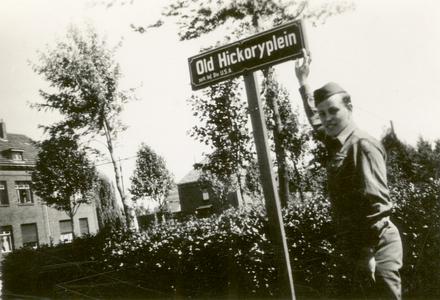 Ray standing next to Old Hickoryplein