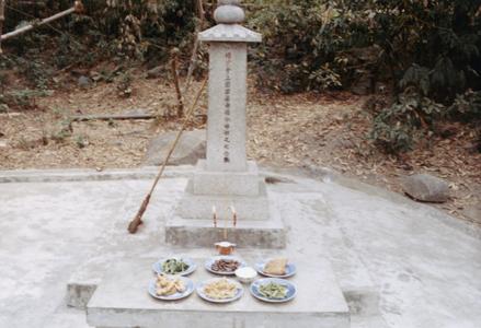 The grave of a former abbot of Qixia Shan (Qixia Hill) 棲霞山 Monastery.