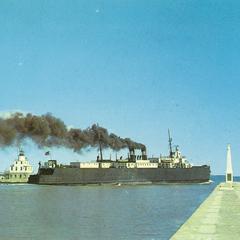 A boat of the Ann Arbor line leaving Manitowoc, Wis.