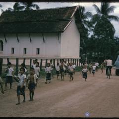 Tha Deua bend : schoolchildren on way home