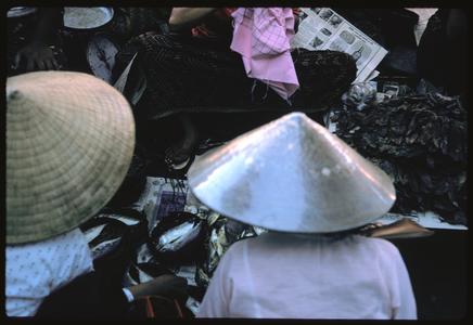 Morning Market : Vietnamese women