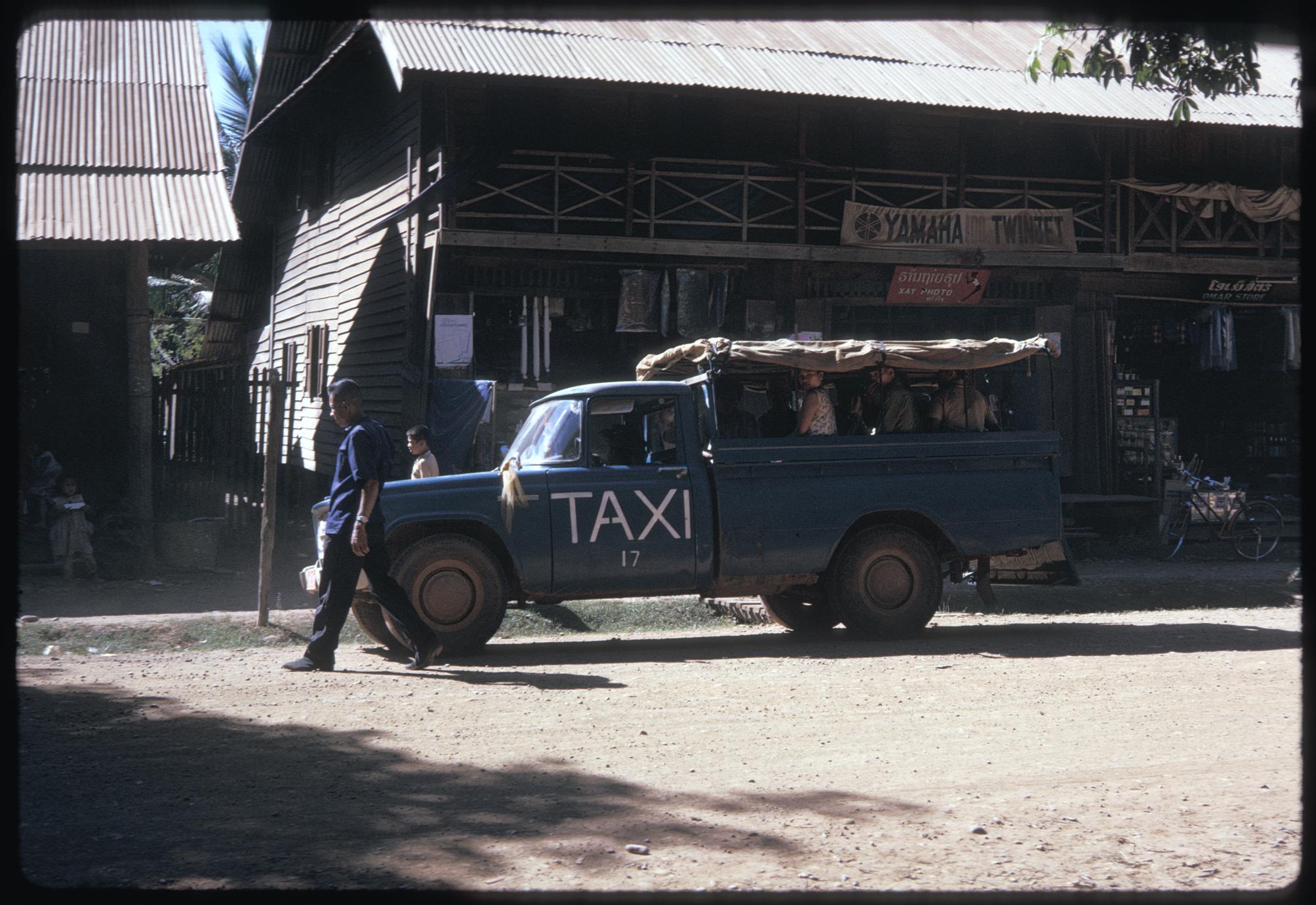 Xayabury : taxis--main street