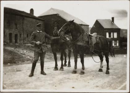 Eduard Schrall mit Packwagenpferde i. St. Pieere