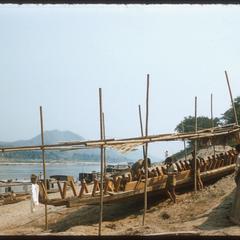 Building a pirogue [long-tailed boat]