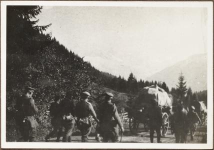 Aufmarsch bei Tolmein i. Südtirol 1917