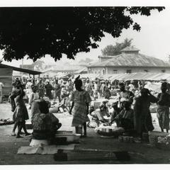 Mats and cooked food at the Ibokun market