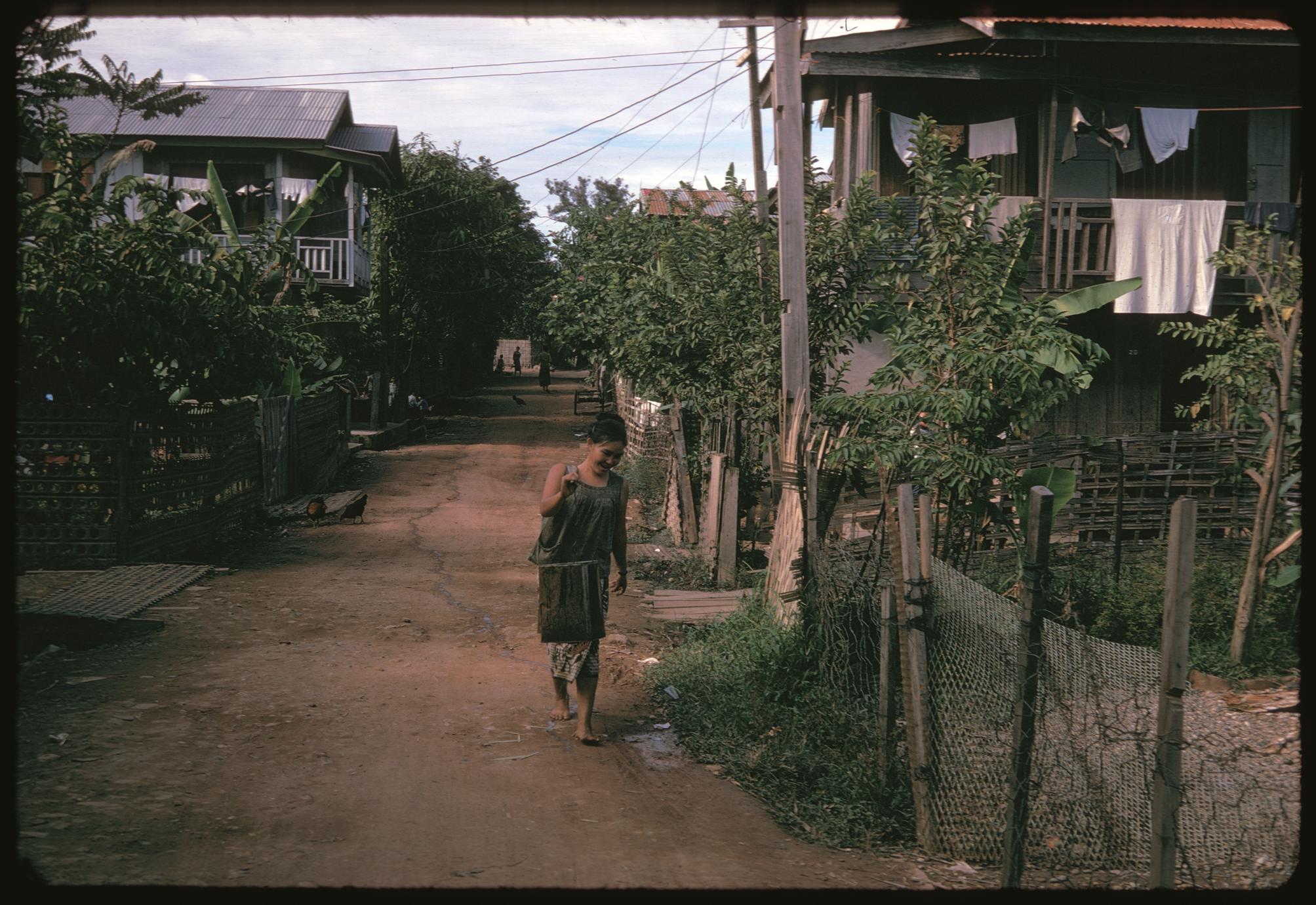 Tai Dam village : woman carrying water