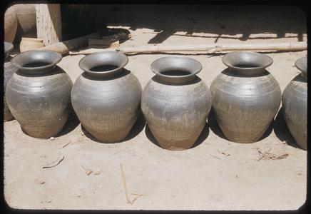 Pottery village : pots