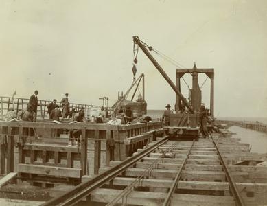 Construction of the entry of the Duluth Ship Canal