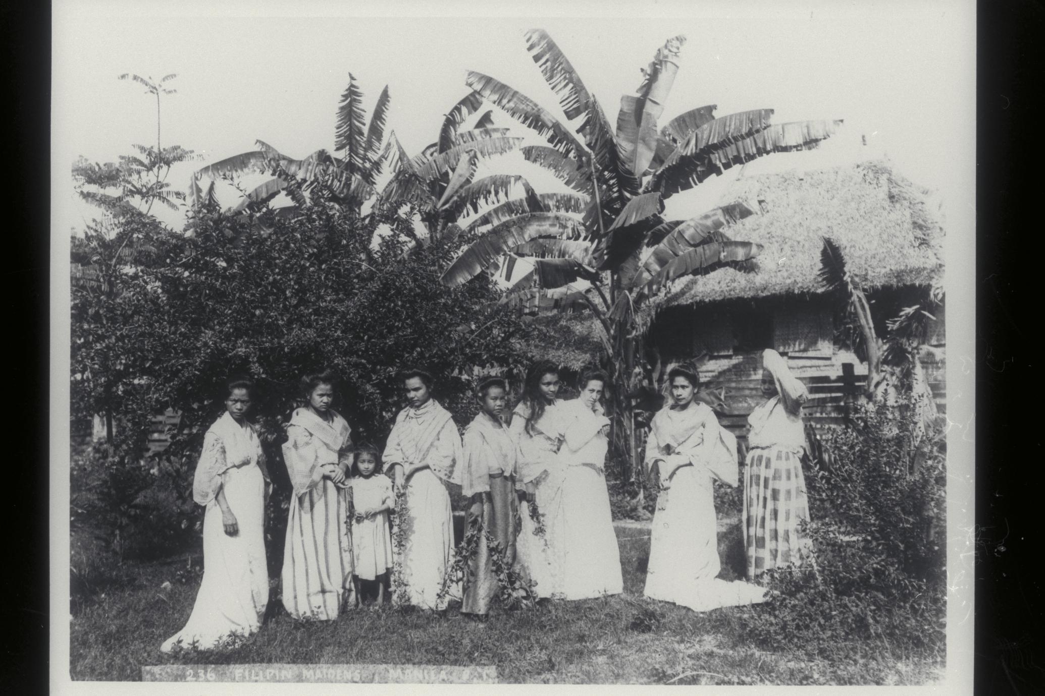 Group of Filipino women in local dress, Manila, 1899